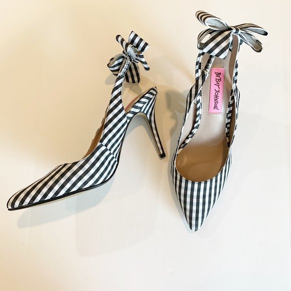 betsey johnson remy pump